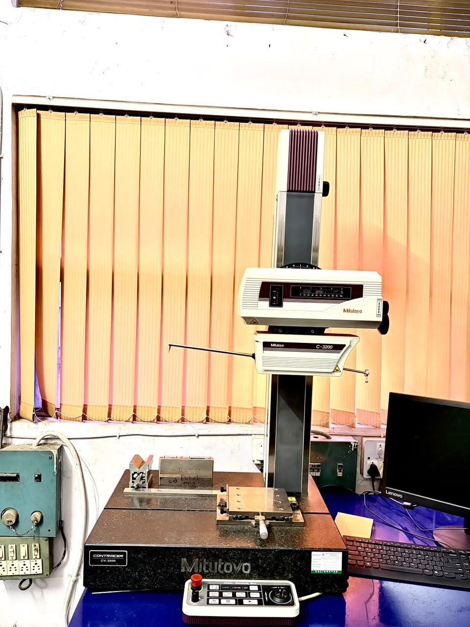 Profile projector